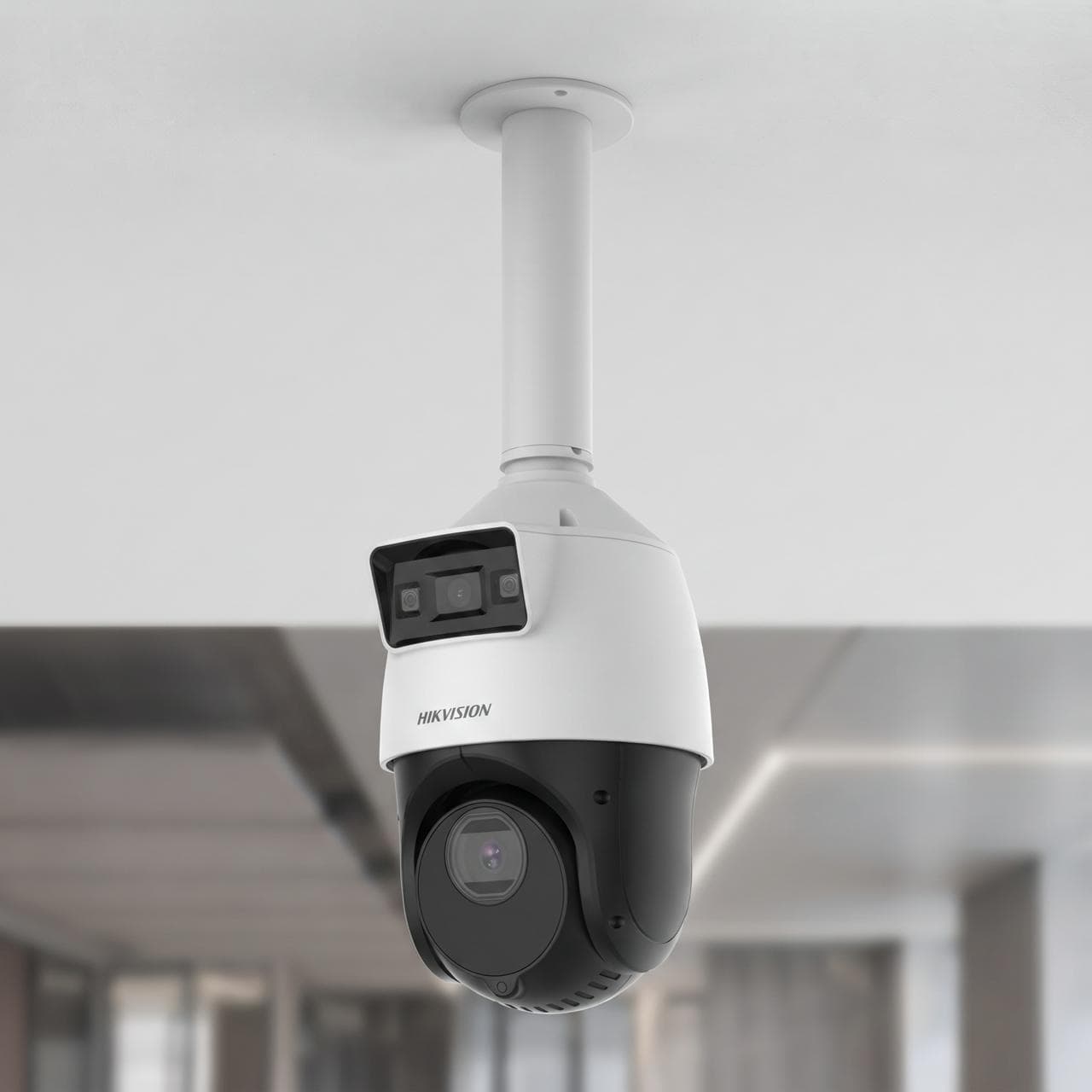 Caméra dôme PTZ Hikvision installée au plafond d'un bureau